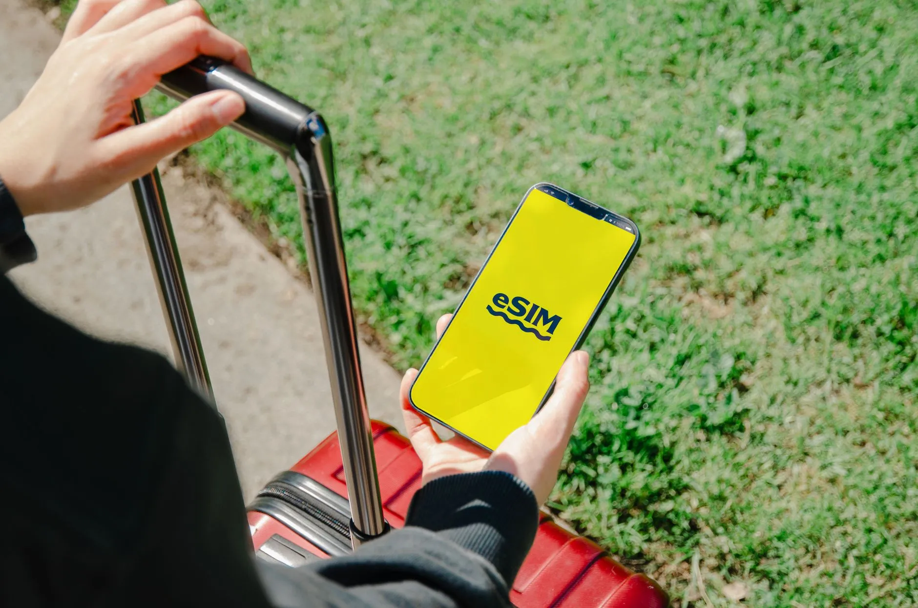 מסך סמארטפון עם הכיתוב eSIM