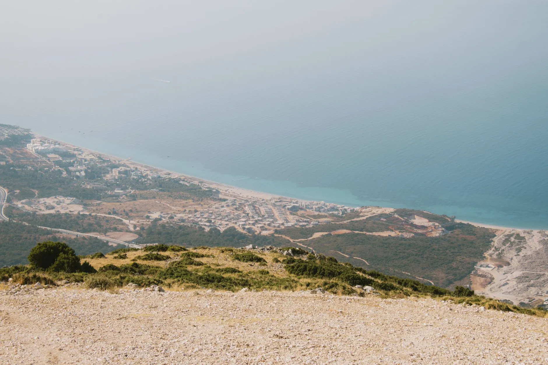 מבט אווירי על קו החוף של הריביירה האלבנית — מים טורקיז וחופים בין מצוקים
